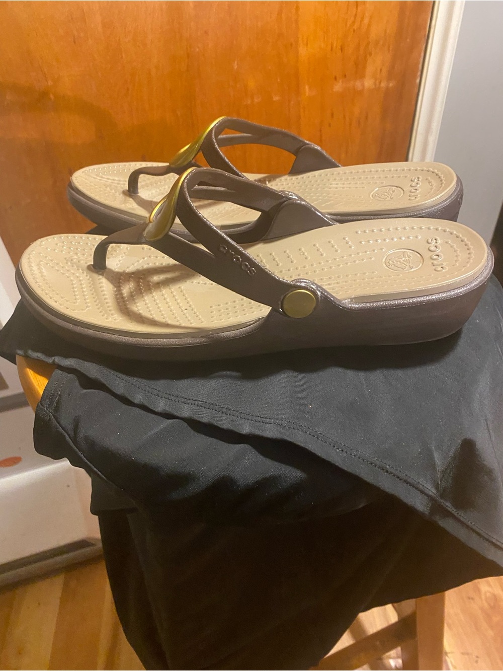Crocs Sanrah Beveled Circle Wedge Sandals in the Espresso / Gold colorway. - Picture 4 of 7